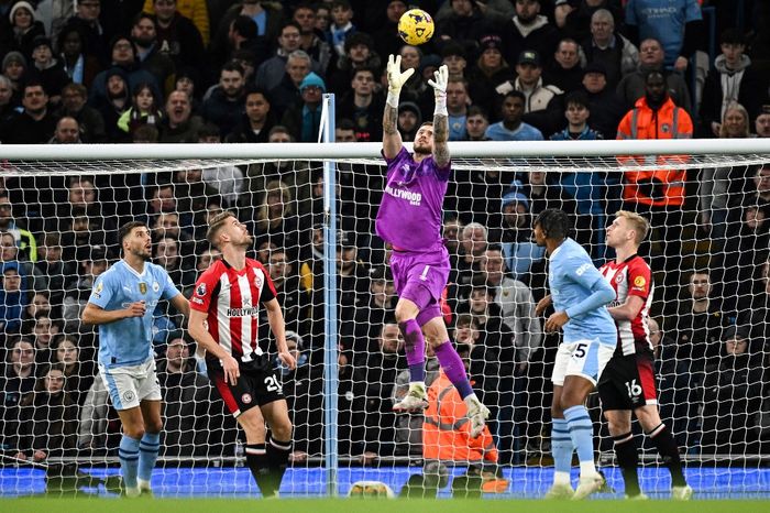 Aksi kiper Mark Flekken menangkap bola dalam duel Man City vs Brentford pada lanjutan Liga Inggris di Etihad Stadium (20/2/2024).