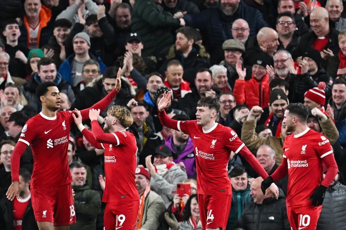 Penyerang asal Belanda, Cody Gakpo, merayakan golnya bersama rekan-rekannya yang membuat Liverpool unggul 2-1 atas Luton Town di Stadion Anfield.