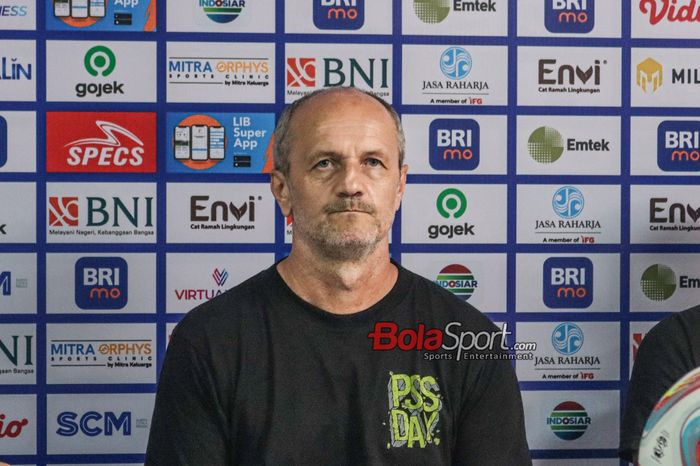 Pelatih PSS Sleman, Risto Vidakovic Savic, sedang memberikan keterangan kepada awak media di Stadion PTIK, Blok M, Jakarta, Kamis (22/2/2024).