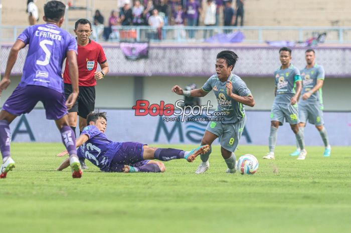 Andre Oktaviansyah (kanan) sedang menguasai bola dan ditekel oleh Bae Sin-yeong (kiri) dalam laga pekan ke-25 Liga 1 2023 antara Persita Tangerang versus Persebaya Surabaya di Stadion Indomilk Arena, Tangerang, Banten, Jumat (23/2/2024).