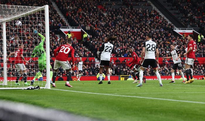 Kiper Manchester United, Andre Onana, saat kebobolan gol Calvin Bassey pada laga pekan ke-26 Liga Inggris melawan Fulham di Stadion Old Trafford, Sabtu (24/2/2024).