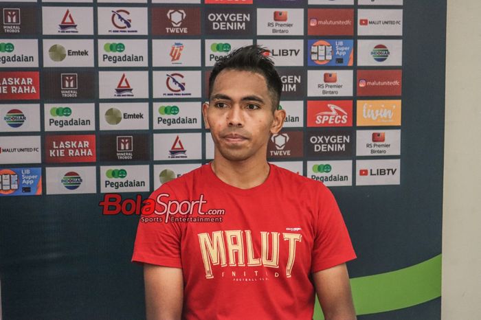 Pemain Malut United FC, Frets Butuan, sedang memberikan keterangan kepada awak media di Stadion Madya, Senayan, Jakarta, Sabtu (24/2/2024).