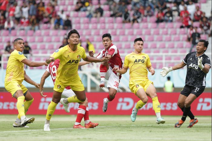 Suasana pertandingan antara Persis Solo melawan Persik Kediri pada laga pekan ke-25 Liga 1 2023/2024 di Stadion Manahan, Sabtu (24/2/2024).