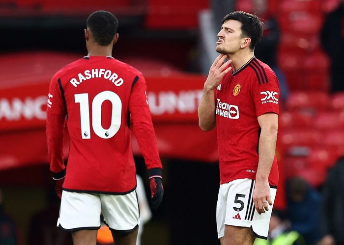 Reaksi Harry Maguire dan Marcus Rashford usai Man United dipermalukan Fulham pada duel Liga Inggris di Old Trafford (24/2/2024).