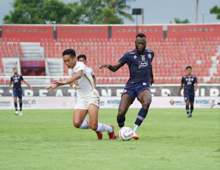 Suasana pertandingan Arema FC vs Persija Jakarta dalam laga pekan ke-25 Liga 1 2023/2024 di Stadion Kapten I Wayan Dipta, Gianyar Bali, Senin (26/2/2024).