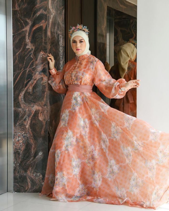 Irish Bella dalam balutan dress rancangan brand modest lokal.