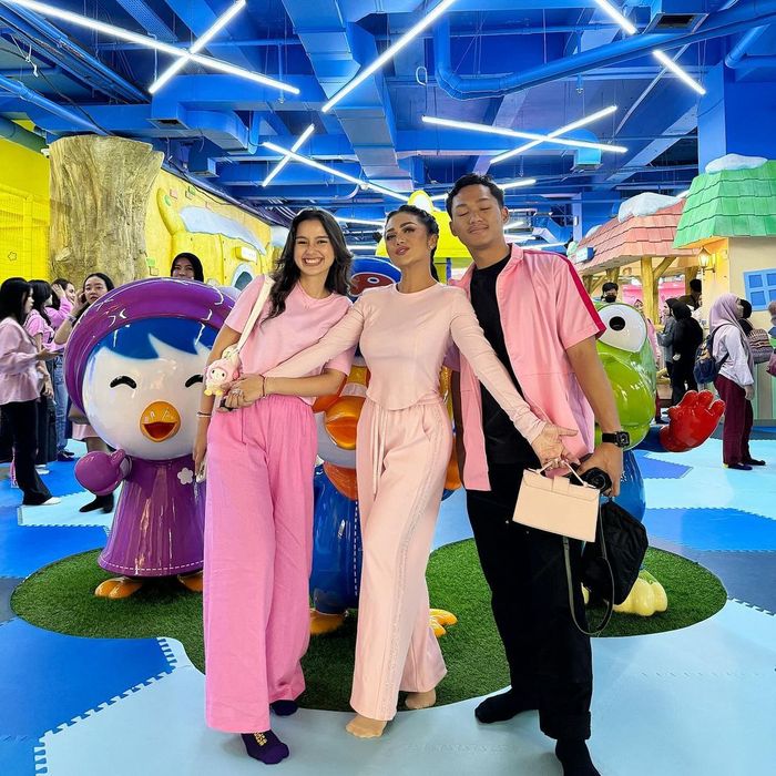 Krisdayanti bersama Azriel Hermansyah dan Sarah Menzel.