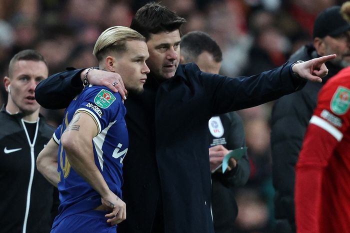 Mauricio Pochettino saat berbicara dengan Mykhailo Mudryk pada final Piala Liga Inggris melawan Liverpool di Wembley, London (25/2/2024).