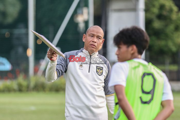 Pelatih timnas U-16 Indonesia Nova Arianto saat menegur para pemain yang tak mau capek saat bermain.