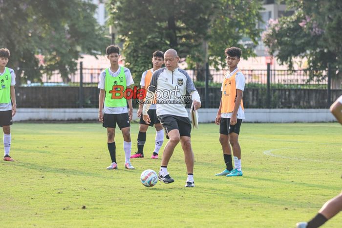 Pelatih timnas U-16 Indonesia, Nova Arianto, sedang memberikan contoh pergerakan bola dalam permainan kepada para pemainnya saat berlatih di Lapangan A, Senayan, Jakarta, Selasa (27/2/2024).