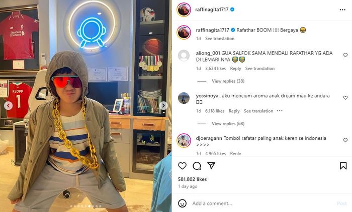 Rafathar bergaya mengenakan kacamata dan kalung rantai bak rapper