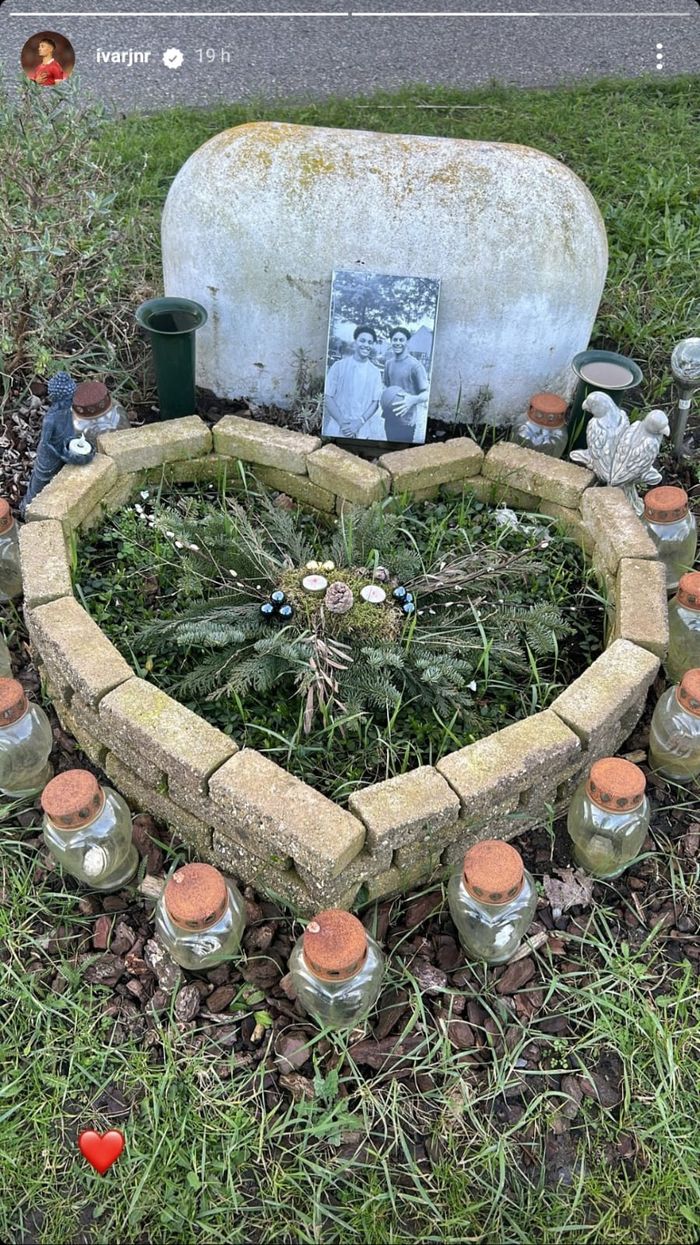 Gelandang timnas Indonesia Ivar Jenner yang terlihat mengunjungi makam Noah Gesser.