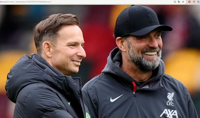 Pep Lijnders (kiri) bersama dengan Juergen Klopp (kanan bertopi) saat mendampingi Liverpool bertanding.