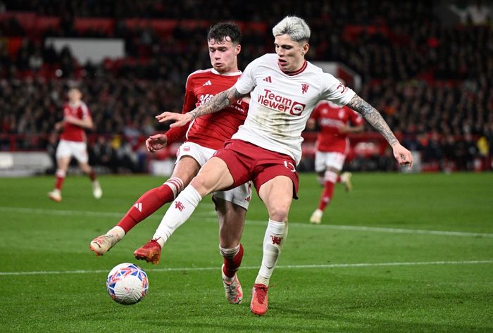 Aksi winger Manchester United, Alejandro Garnacho, dalam laga menghadapi Nottingham Forest di Piala FA. Man United akan menghadapi Liverpool di perempat final, 16 Maret 2024.