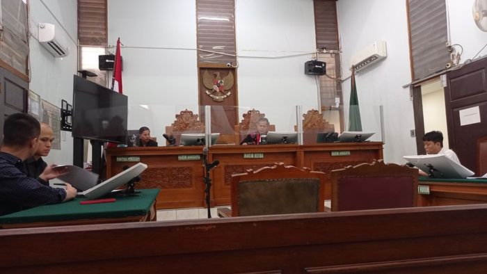 Sidang perdata yang digugat Wulan Guritno terhadap mantan kekasihnya, Sabda Ahessa ditunda.