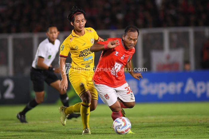 Duel antarpemain Malut United dan Semen Padang pada semifinal Liga 2 2023/2024.
