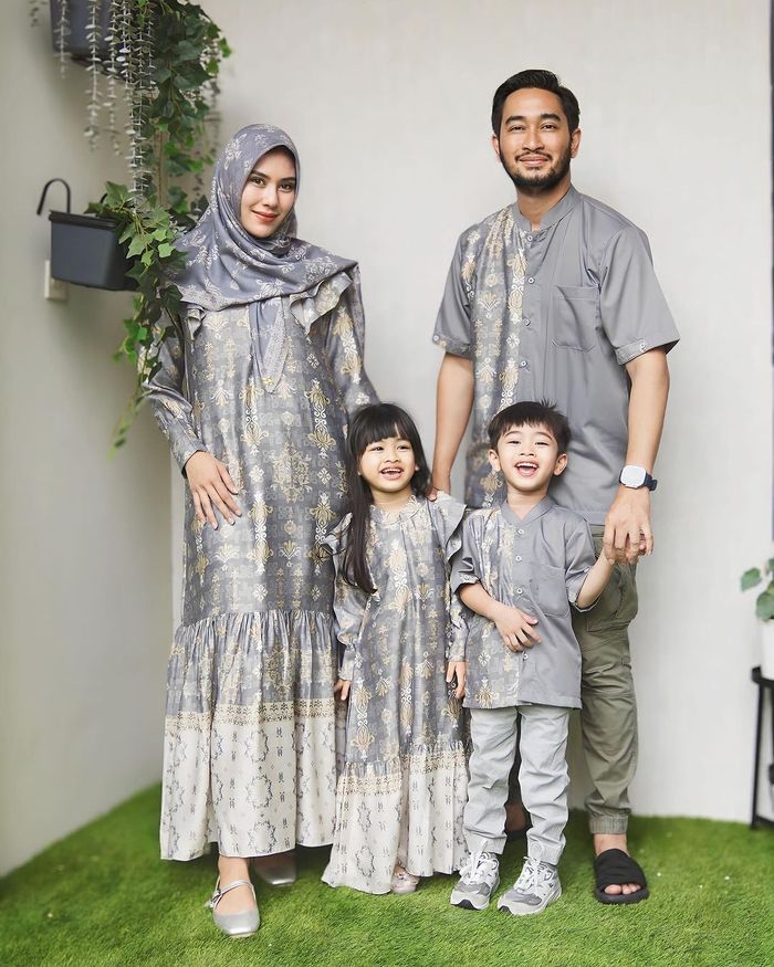 Potret keluarga kecil Syahnaz dan Jeje Govinda kenakan baju sarimbit.