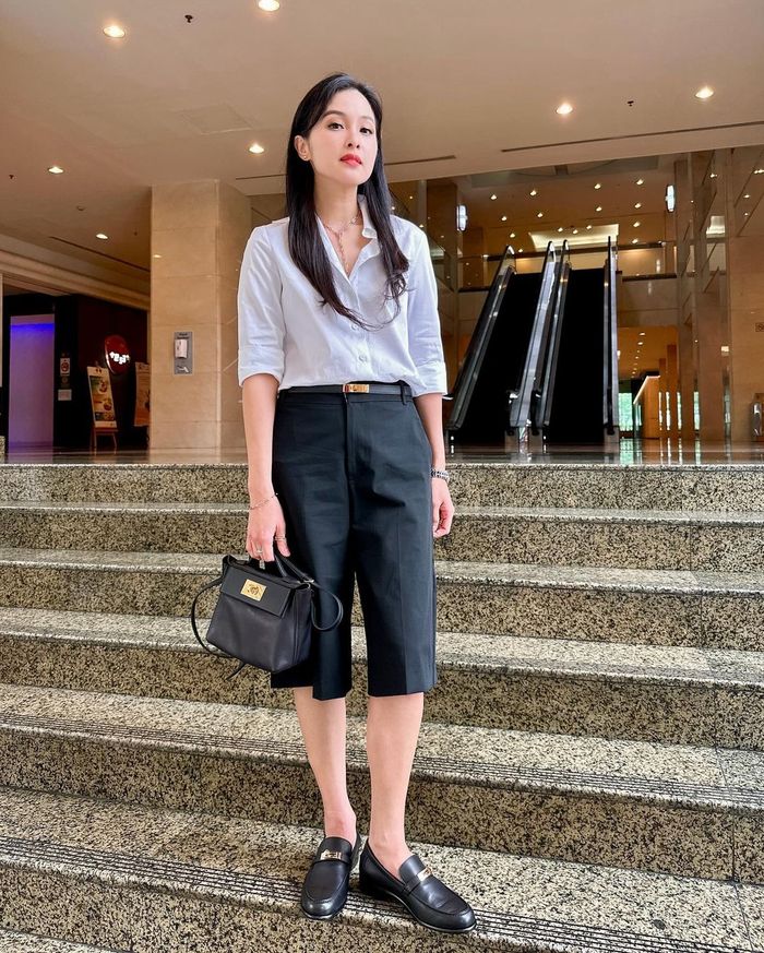 OOTD hitam putih ala Sandra Dewi.