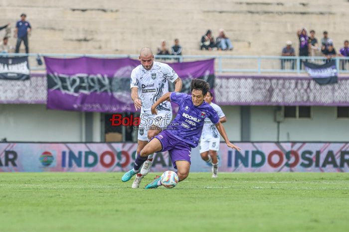 Bae Sin-young (kanan) sedang menguasai bola dan dibayangi Wiljan Pluim (kiri) dalam laga pekan ke-27 Liga 1 2023 antara Persita Tangerang versus Borneo FC di Stadion Indomilk Arena, Tangerang, Banten, Sabtu (2/3/2024).