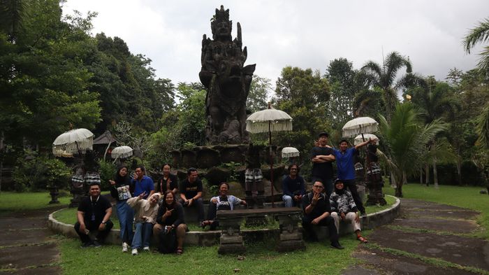 Para peserta berfoto di depan patung Dewa Siwa yang sedang menunggangi Nandini. Lembu putih di Desa Taro dianggap sebagai penjelmaan atau perwakilan Nandini.