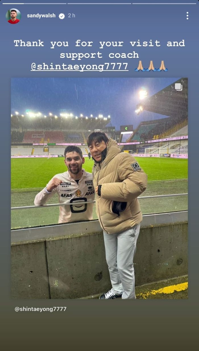 Bek timnas Indonesia Sandy Walsh (kiri) saat menyambut bahagia kunjungan dari pelatih Shin Tae-yong di Belgia.