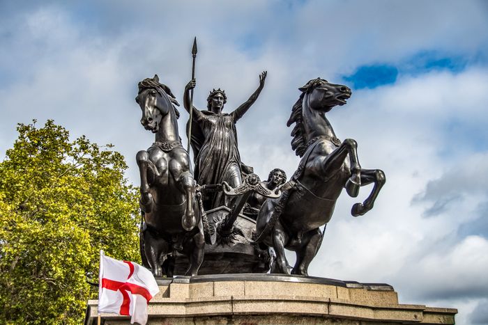 Patung Boudica yang ada London, Inggris. Boudica dari Inceni adalah musuh besar Kekaisaran Romawi yang kini jadi pahlawan nasional Inggris.