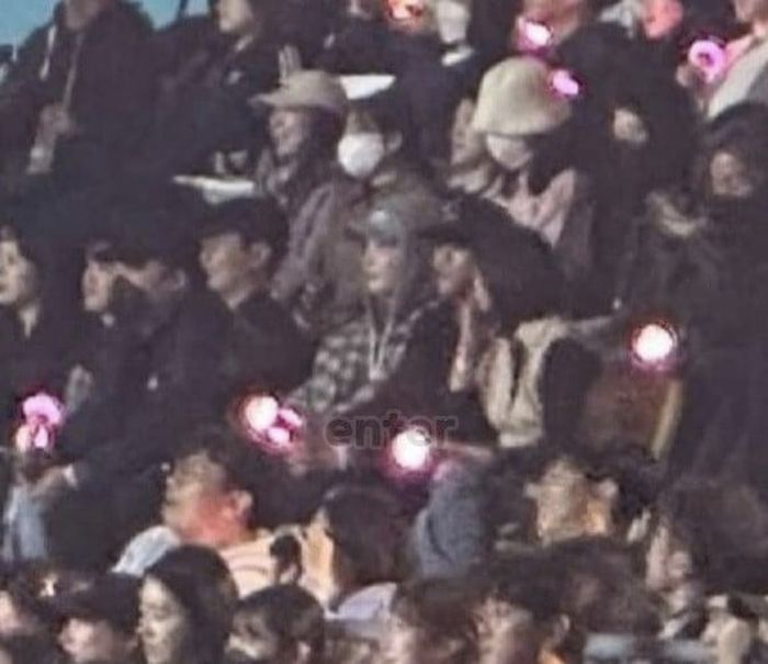 Foto Lee Jong suk yang datang di acara konser IU