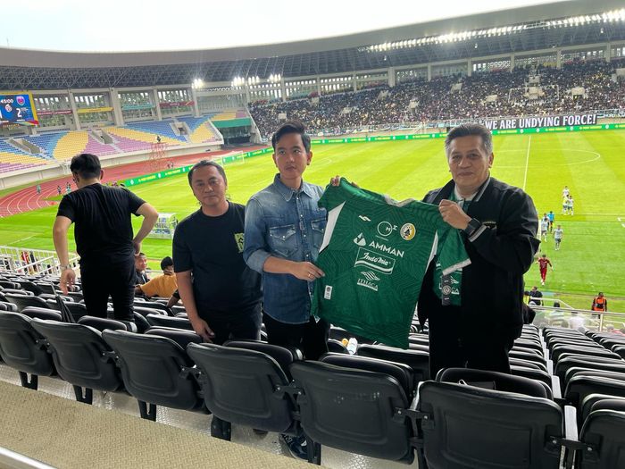 Presiden PSS Sleman, Gusti Randa (kanan) saat menyerahkan jersey kepada Wali Kota Surakarta, Gibran Rakabuming Raka pada laga pekan ke-27 lawan Persita Tangerang di Stadion Manahan, Solo