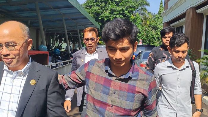 Teuku Ryan hadir di Pengadilan Agama Jakarta Selatan didampingi kuasa hukumnya, Dedi Armidi, Senin (04/03/2024).