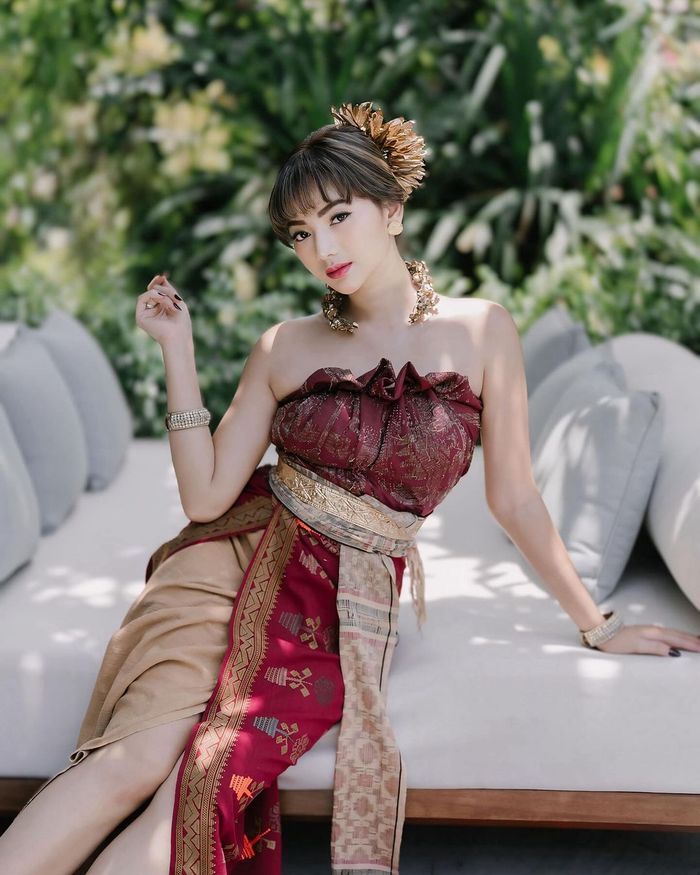 Glenca Chysara kenakan baju adat Bali.