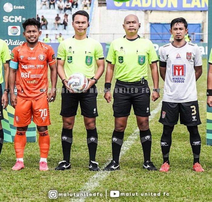 Wasit Cahya Sugandi memimpin pertandingan Persiraja Vs Malut United