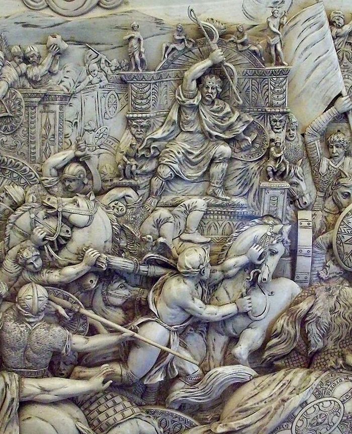 Pasukan Makedonia yang muncul di hadapannya membuat Darius III terkejut. Raja terakhir Kekaisaran Persia wangsa Akhemeniyah ini memilih melarikan diri.