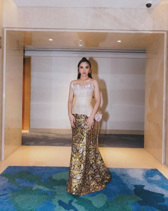 Lyodra Ginting pamerkan penampilannya kenakan kebaya modern model kemben.