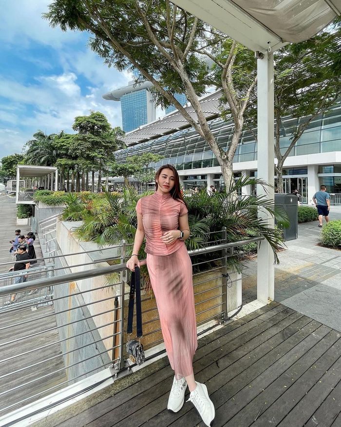 OOTD Aaliyah Massaid kenakan busana serba pink.