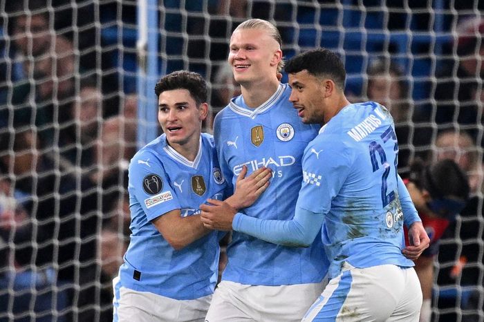 Erling Haaland (tengah) dan Julian Alvarez mencetak gol dalam kemenangan Man City atas FC Copenhagen dalam duel Liga Champions di Etihad Stadium (6/3/2024). Man City lolos ke perempat final secara meyakinkan.