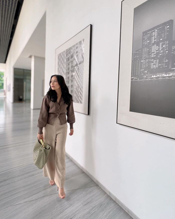 OOTD kasual serba cokelat Prilly Latuconsina.