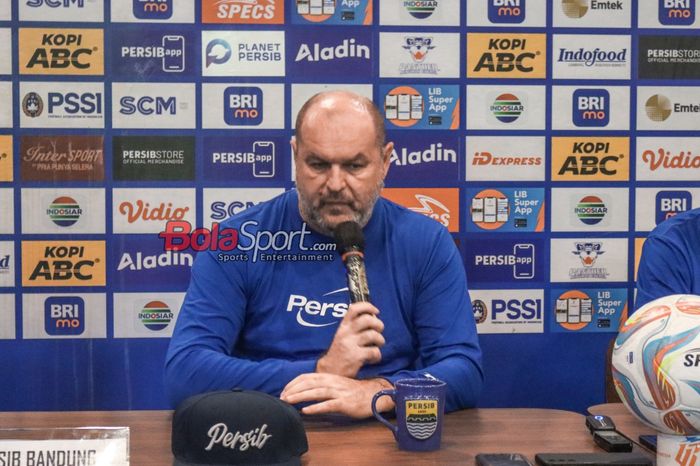 Pelatih Persib Bandung, Bojan Hodak, sedang memberikan keterangan kepada awak media di Graha Persib, Bandung, Jawa Barat, Jumat (8/3/2024).