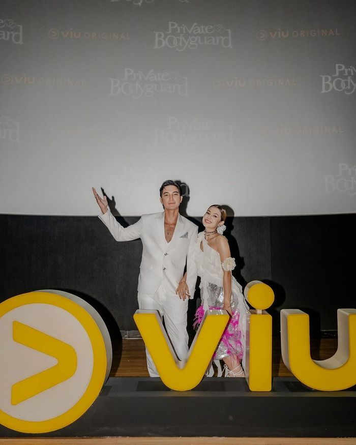 Sandrinna Michelle dan Junior Roberts dalam gala premiere series bersama.