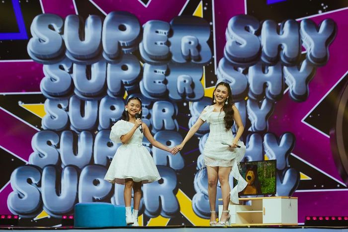 Ayu Ting Ting saat berduet bersama sang putri, Bilqis.