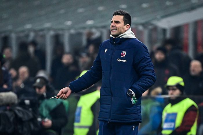 Thiago Motta saat memberikan instruksi dalam partai Bologna di markas AC Milan, San Siro, pada lanjutan Liga Italia (27/1/2024).