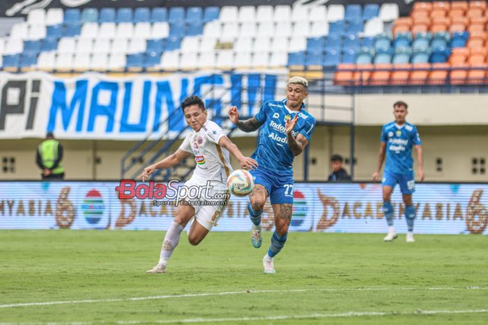 Ciro Alves (kanan) sedang berebut bola dengan Syahrian Abimanyu (kiri) dalam laga pekan ke-28 Liga 1 2023 antara Persija Jakarta versus Persib Bandung di Stadion Si Jalak Harupat, Bandung, Jawa Barat, Sabtu (9/3/2024) siang.