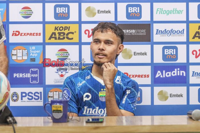 Bek sayap kiri Persib Bandung, Rezaldi Hehanussa, sedang memberikan keterangan kepada awak media di Stadion Si Jalak Harupat, Bandung, Jawa Barat, Sabtu (9/3/2024) siang.