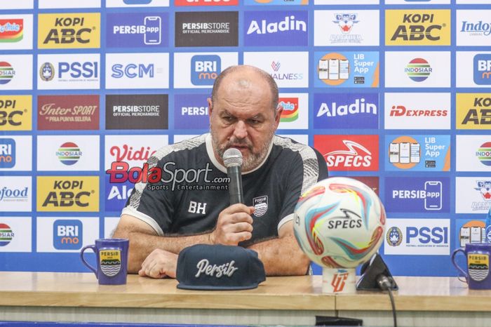 Pelatih Persib Bandung, Bojan Hodak, sedang memberikan keterangan kepada awak media di Stadion Si Jalak Harupat, Bandung, Jawa Barat, Sabtu (9/3/2024) siang.