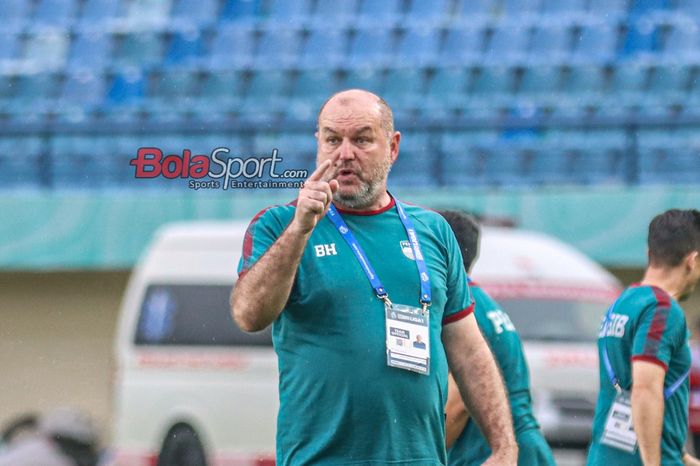 Pelatih Persib Bandung, Bojan Hodak, sedang memberikan intruksi kepada para pemainnya bertanding di Stadion Si Jalak Harupat, Bandung, Jawa Barat, Sabtu (9/3/2024) siang.