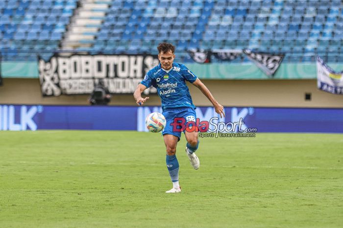 Bek sayap kiri Persib Bandung, Rezaldi Hehanussa, sedang menguasai bola saat bertanding di Stadion Si Jalak Harupat, Bandung, Jawa Barat, Sabtu (9/3/2024) siang.