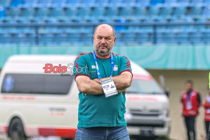 Pelatih Persib Bandung, Bojan Hodak, sedang memantau para pemainnya bertanding di Stadion Si Jalak Harupat, Bandung, Jawa Barat, Sabtu (9/3/2024) siang.