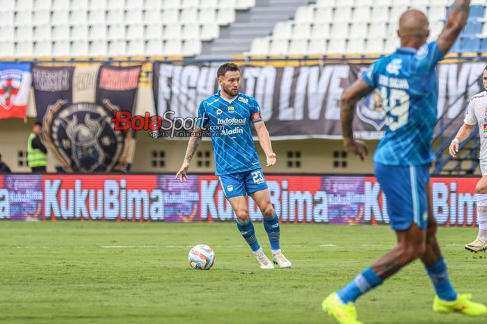 Pemain Persib Bandung, Marc Klok, sedang menguasai bola saat bertanding di Stadion Si Jalak Harupat, Bandung, Jawa Barat, Sabtu (9/3/2024) siang.