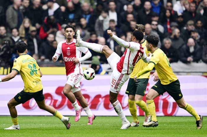 Penyerang Ajax Chuba Akpom berebut bola dengan Oguzhan Ozyakup dari Sittard saat pertandingan Eredivisie Belanda antara Ajax Amsterdam dan Fortuna Sittard di Johan-Cruijff ArenA, Amsterdam, 10 Maret 2024. Tampak di sebelah kiri calon pemain naturalisasi Indonesia, Ragnar Oratmangoen.