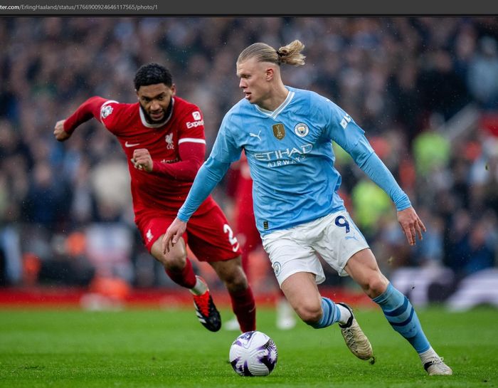 Penyerang Manchester City, Erling Haaland, berduel dengan bek Liverpool, Joe Gomez.