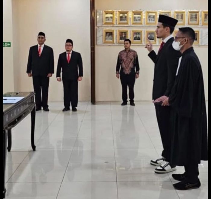 Momen Nathan Tjoe-A-On melakukan pengambilan sumpah WNI 